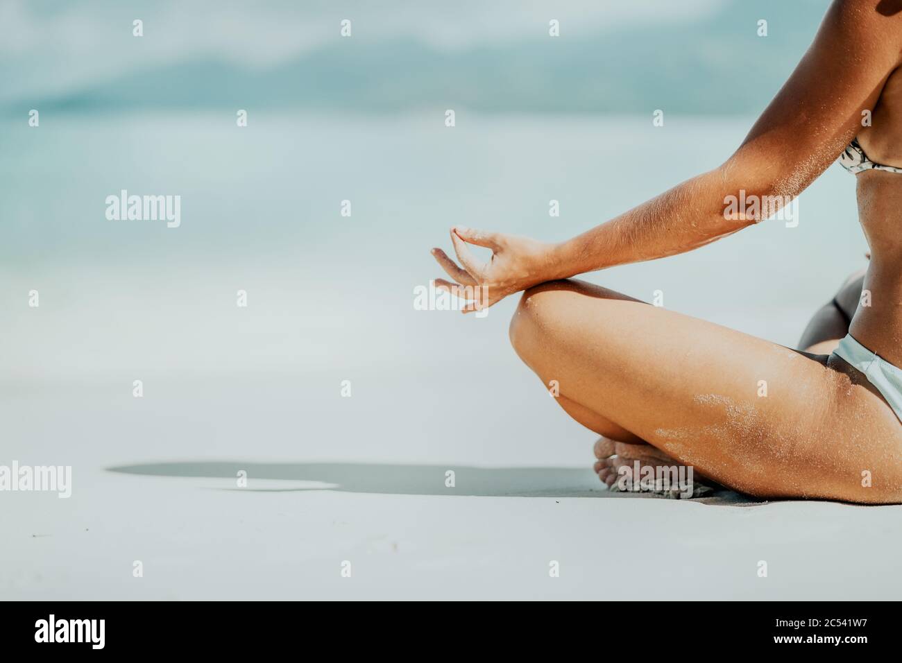 Reisen Frau genießen Strand und blauen Ozean auf Paradise Island. Erholungsurlaub und Urlaubskonzept. Stockfoto