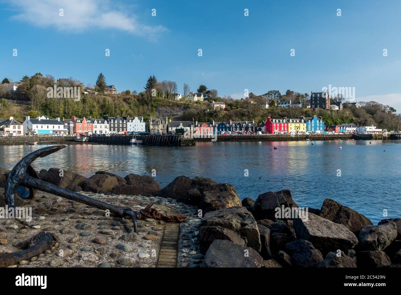 Alter Anker mit Blick auf Tobermory Stadt im Hintergrund Stockfoto