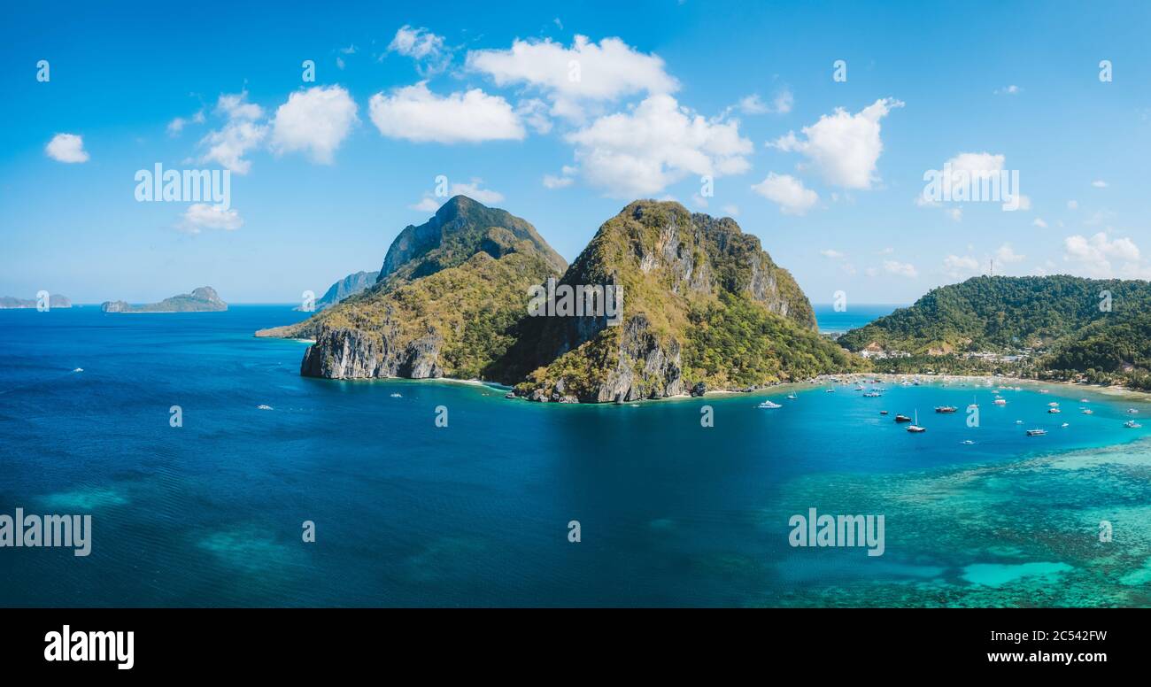 Blick auf die Strandlagune von Corong mit Touristenbooten. El Nido-Dorf, Palawan, Philippinen. Stockfoto