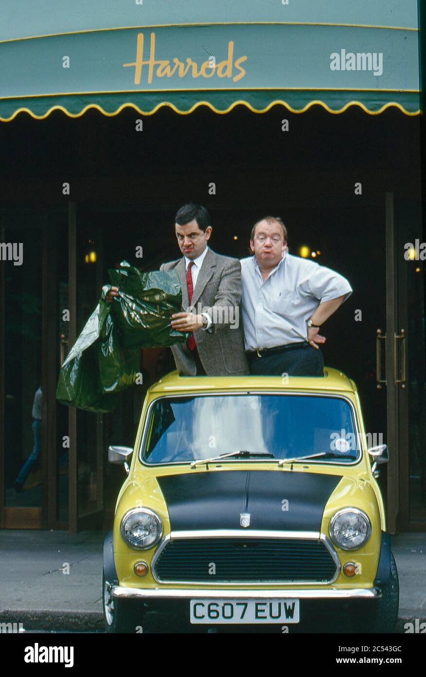 Rowan Atkinson filmt Mr Bean in Harrods mit Mel Smith 1996 Stockfoto