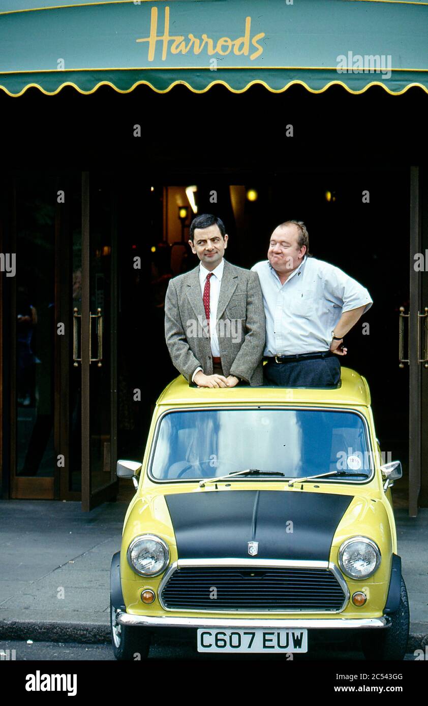 Rowan Atkinson filmt Mr Bean in Harrods mit Mel Smith 1996 Stockfoto