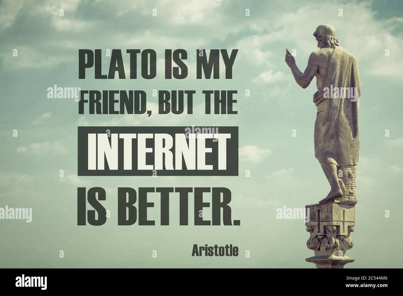 Zitat des berühmten antiken Philosophen Aristoteles. Komischer lustiger Text: Plato ist mein Freund, aber das Internet ist besser. Korrigiertes Zitat des antiken Autors Stockfoto