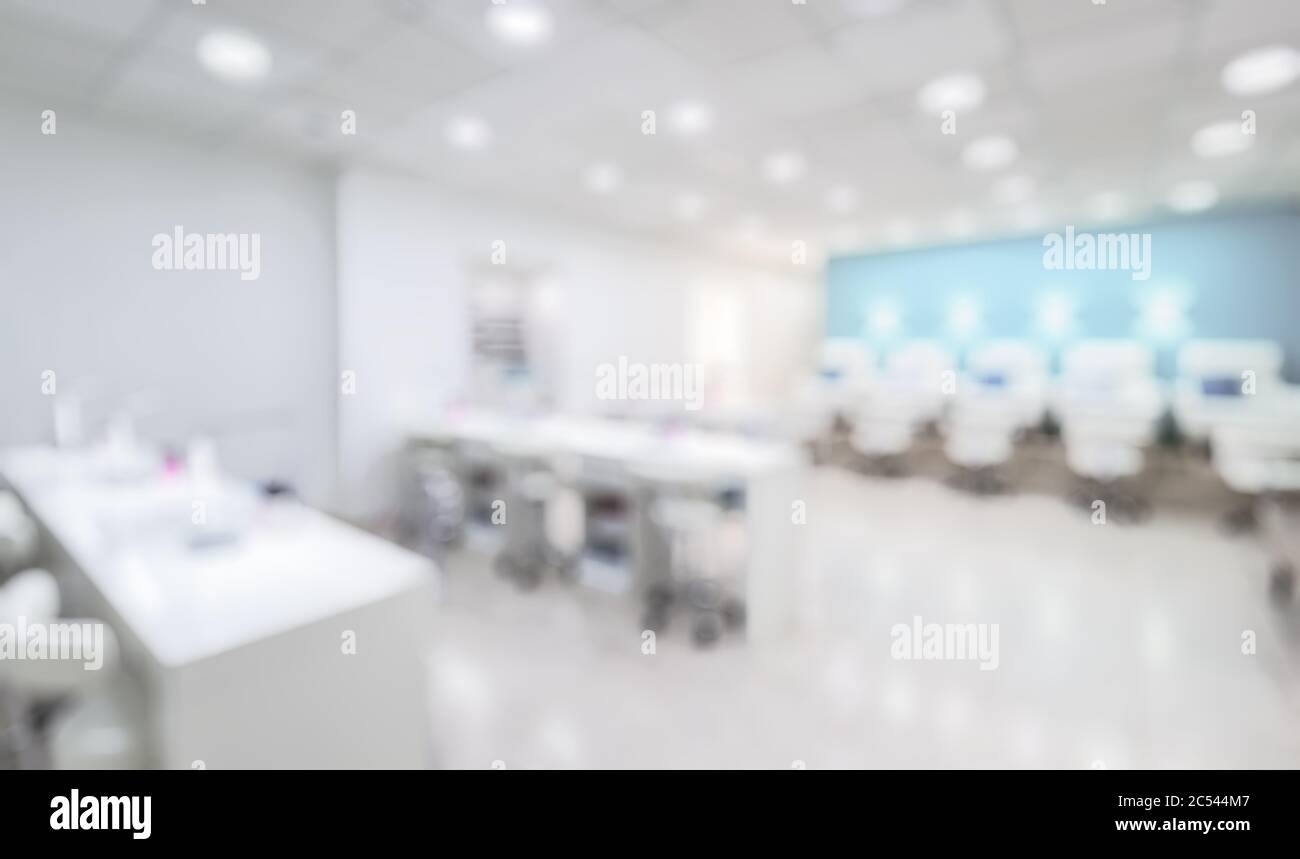 Nagel Salon Interieur als kreative abstrakte Weichzeichnen Hintergrund. Panoramablick auf einen modernen Maniküre-Salon. In einem Beauty-Studio mit weiß-blauem Design Stockfoto