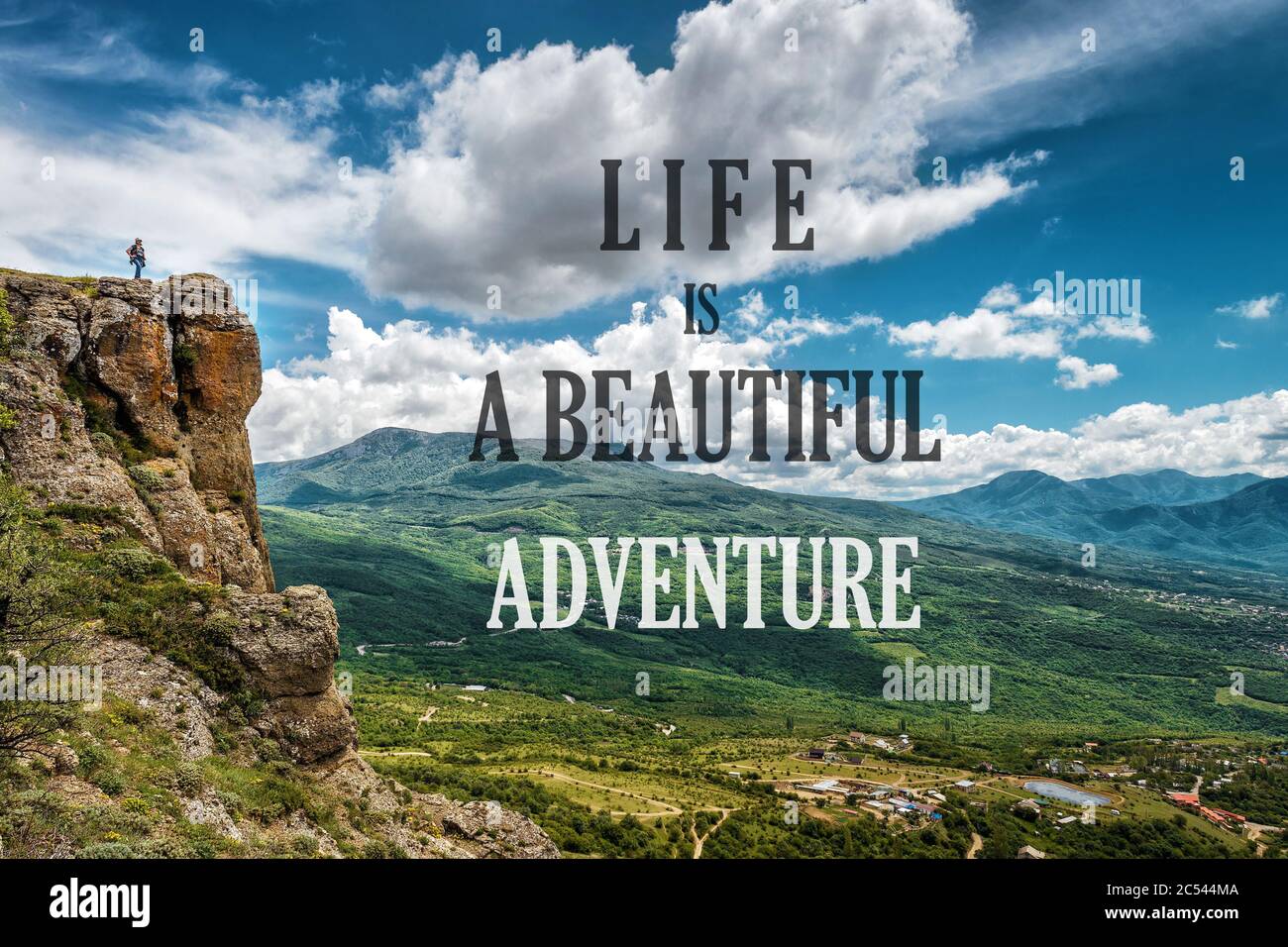 Inspirierendes Motivationszitat zum Hintergrund der Natur. Text: Das Leben ist ein schönes Abenteuer. Positives Zitat und schöne Berglandschaft. Konz Stockfoto
