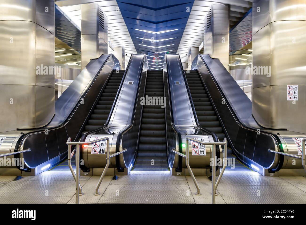 MOSKAU - 10. AUGUST 2016: Rolltreppe in der U-Bahn, U-Bahn-Station Delovoy Tsentr. Dies ist ein moderner Bahnhof, er wurde 2014 erbaut. Stockfoto