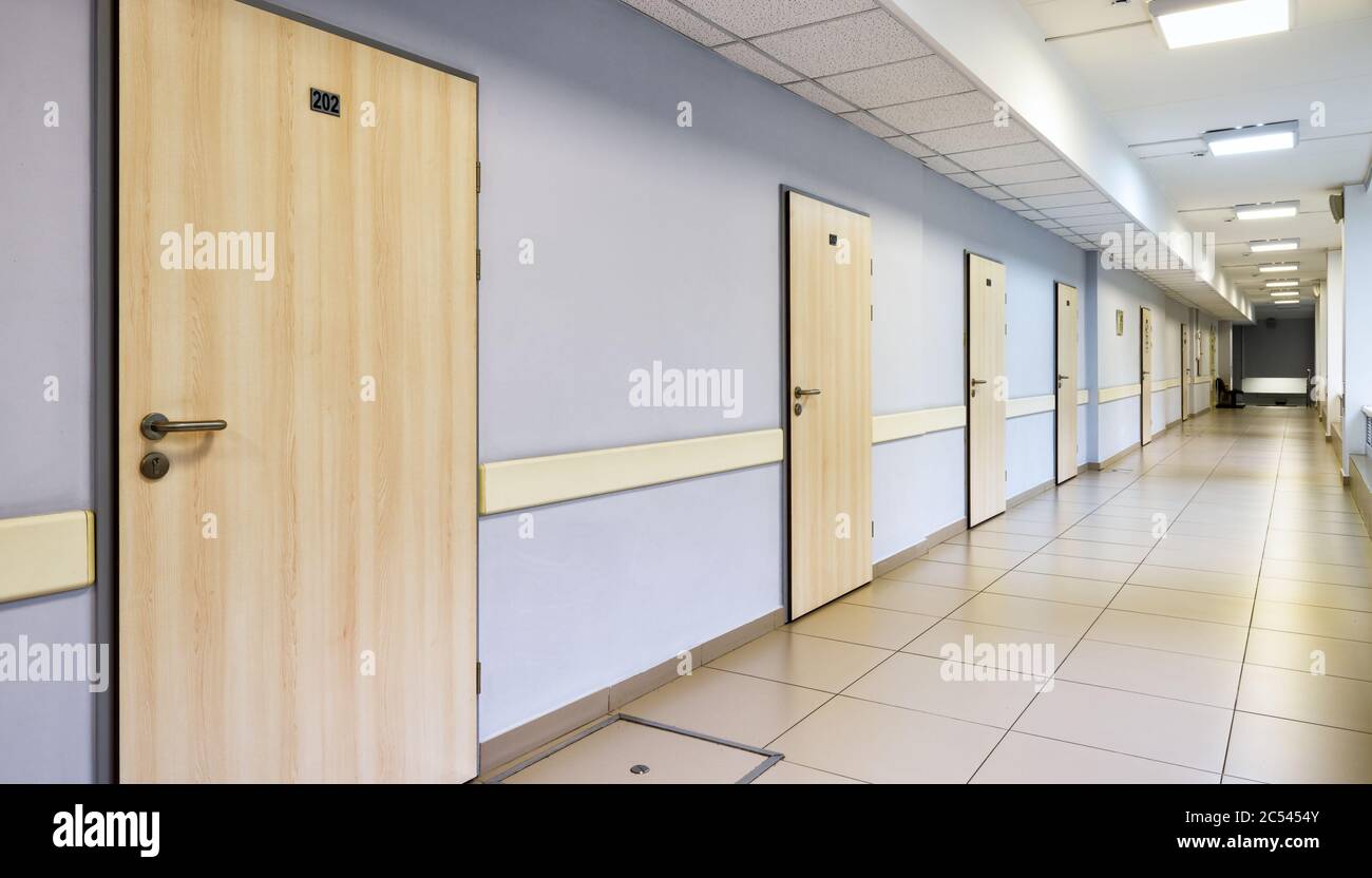 Ein langer Korridor mit vielen Türen im Büro oder in der Klinik Stockfoto
