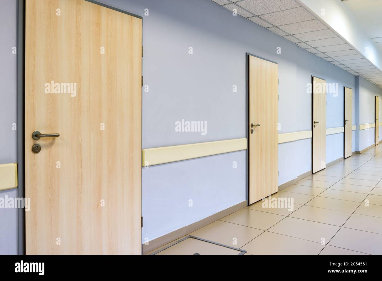 Ein langer Korridor mit vielen Türen im Büro oder in der Klinik Stockfoto