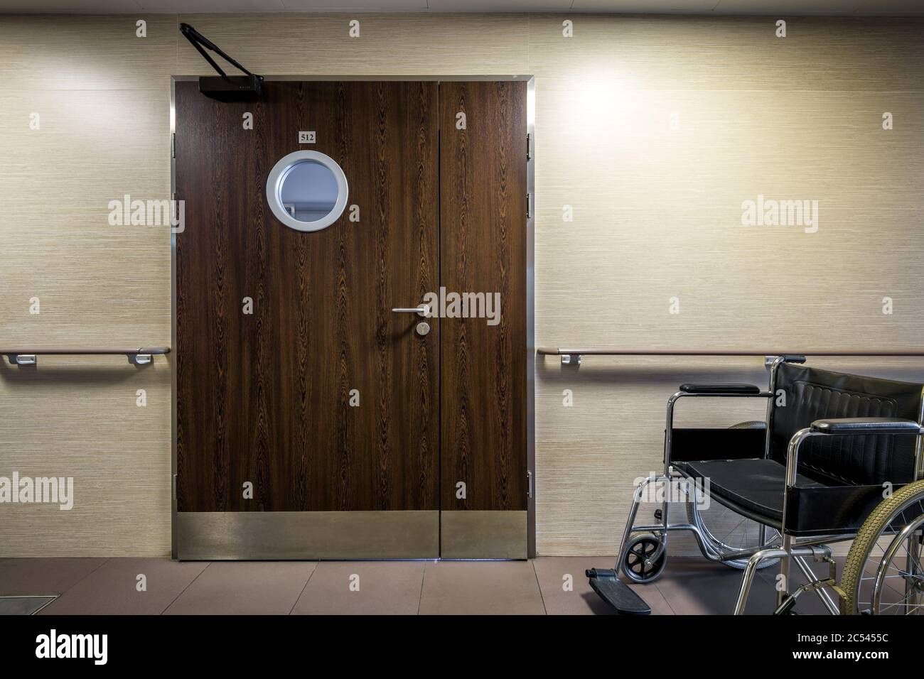 Eingang zum Krankenhauszimmer mit Rollstuhl. Klinik-Inneneinrichtung. Stockfoto
