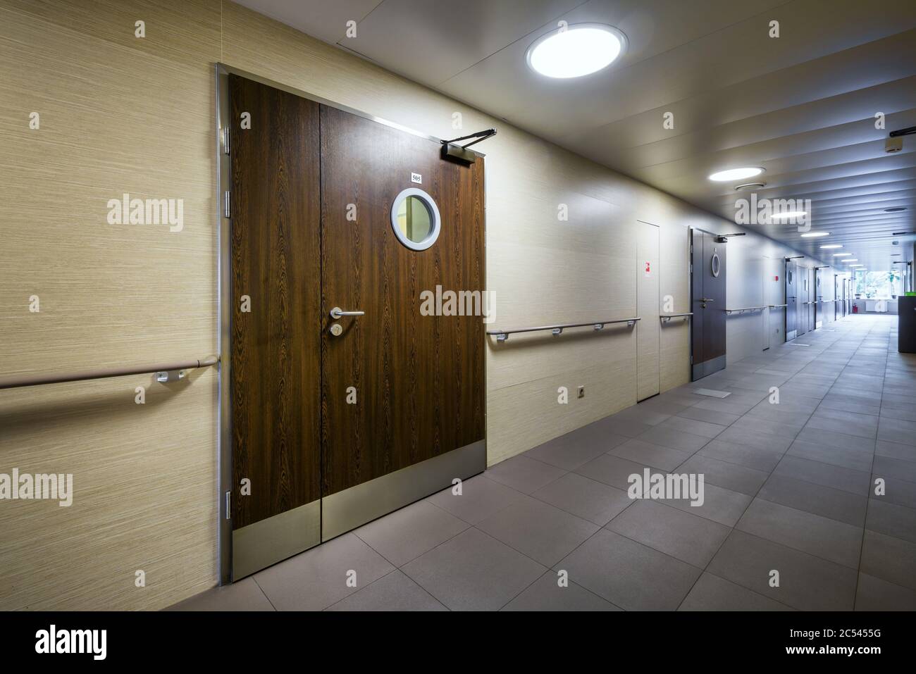 Moskau - 25. Juli 2017: Korridor in einem modernen Krankenhaus mit Holztüren Stockfoto