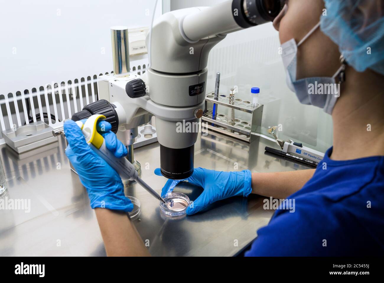 MOSKAU - 14. DEZEMBER 2016: Forscherin mit einem Mikroskop in einem Labor Stockfoto