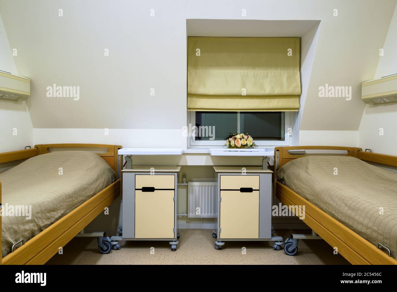 MOSKAU - 14. DEZEMBER 2016: Inneneinrichtung des Krankenhauszimmers in der Klinik. Stockfoto