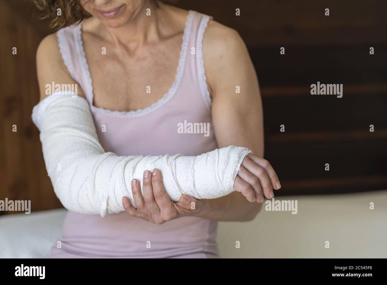 Der gebrochene Arm der Frau in einem weißen Verband Stockfoto