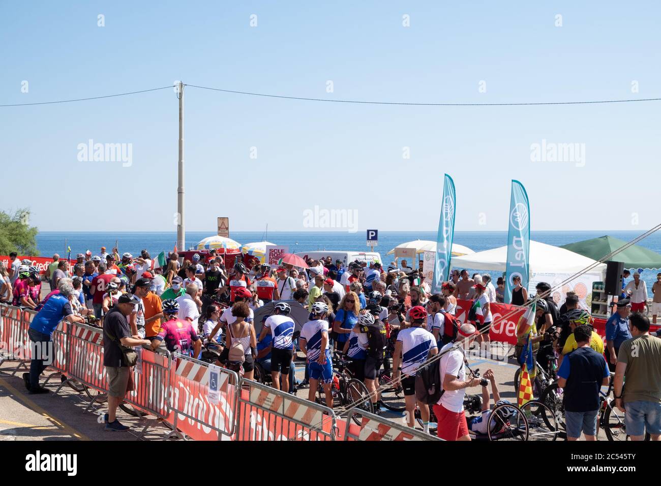 28. Juni 2020, S.Maria di Leuca, Süditalien, Publikum feiert die Teilnehmer der letzten Etappe der Staffel Tricolore von Alex Zanardi gesucht. Stockfoto