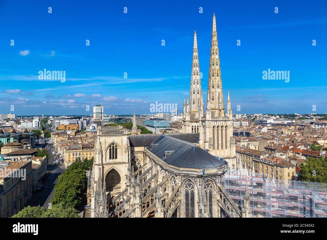 Panoramische Luftaufnahme des St.-Andreas Kathedrale in Bordeaux in einem schönen Sommertag, Frankreich Stockfoto