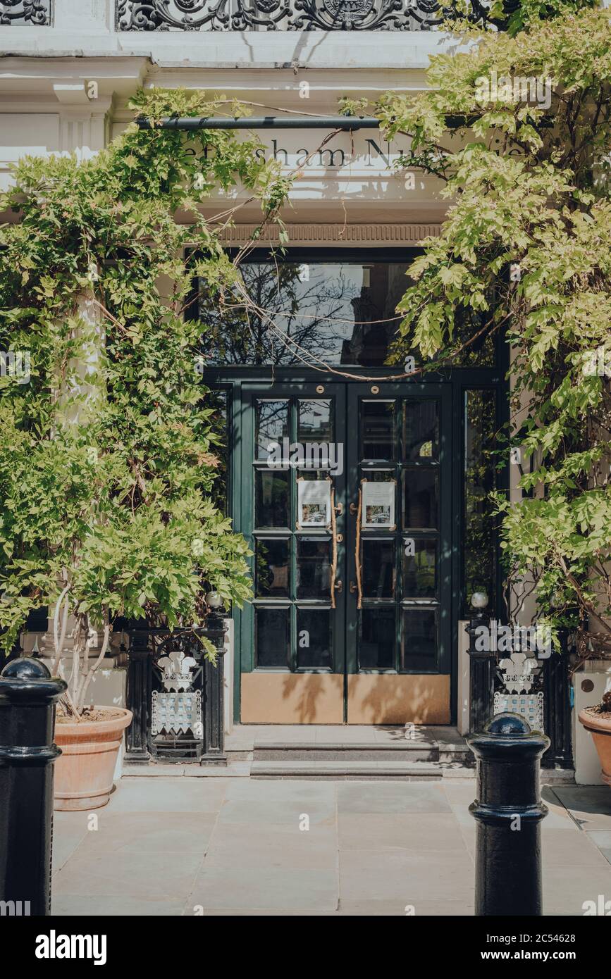 London, Großbritannien - 13. Juni 2020: Geschlossener Eingang zur Petersham Nurseries in Covent Garden, London. Covent Garden ist ein berühmtes Touristengebiet in London mit viel Stockfoto