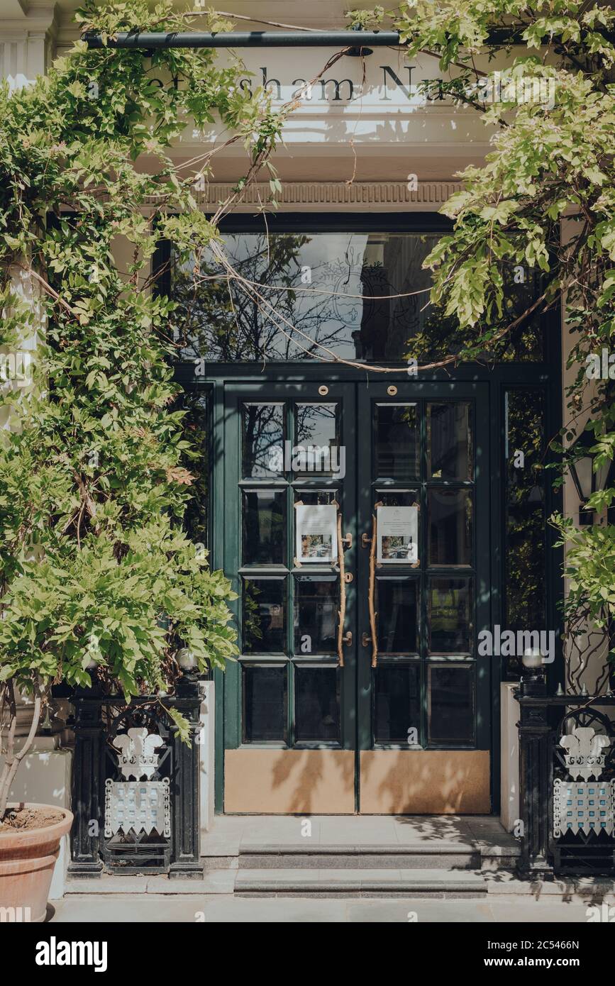 London, Großbritannien - 13. Juni 2020: Nahaufnahme eines Eingangs zur Petersham Nurseries in Covent Garden, London. Covent Garden ist ein berühmtes Touristenviertel in London Stockfoto