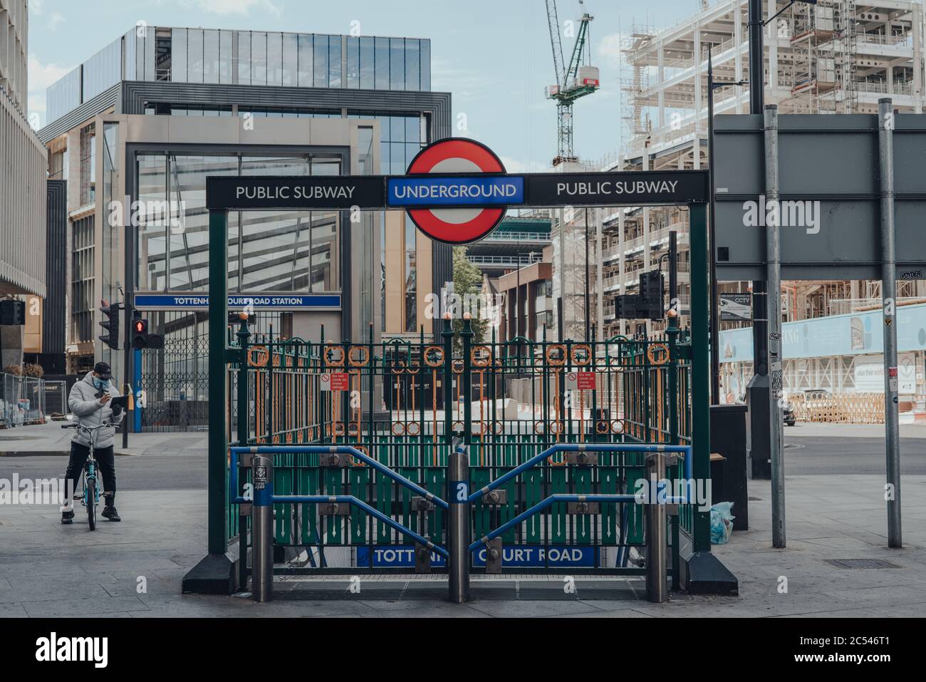 London, Großbritannien - 13. Juni 2020: Gesperrter Eingang zur Tottenham Court Road Station, einer Londoner U-Bahn und einer zukünftigen Elizabeth Line Station im West End von L Stockfoto