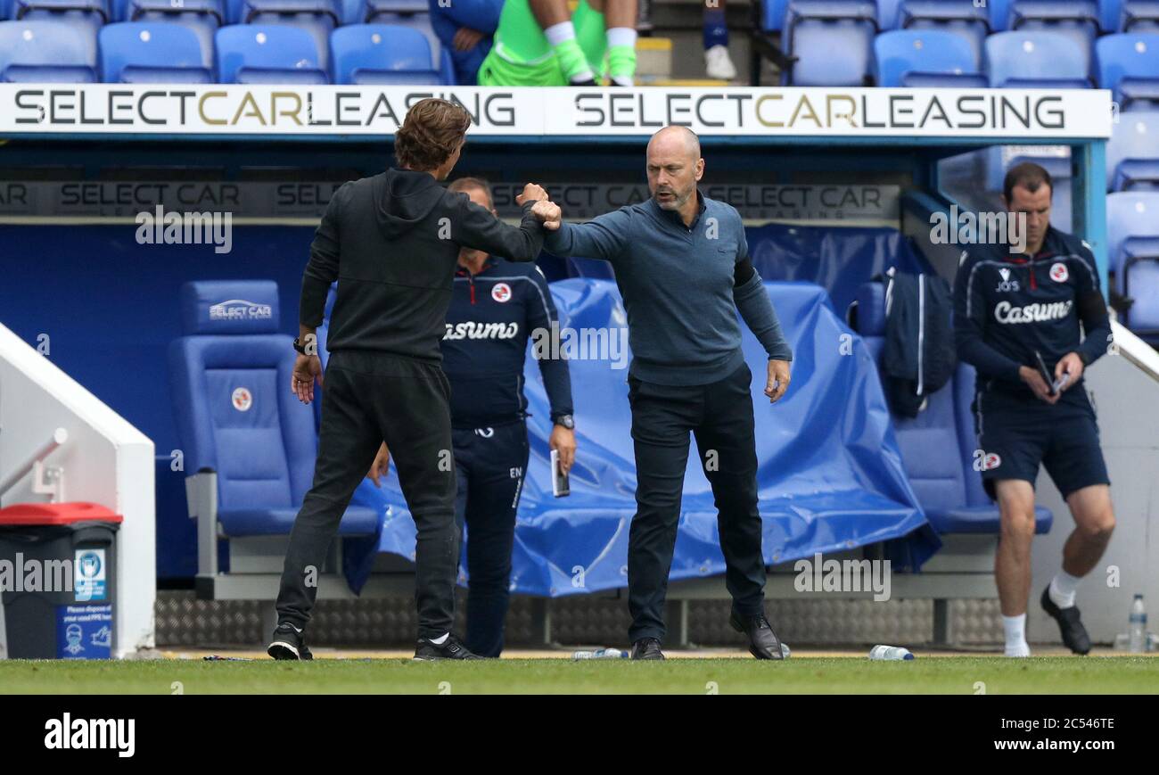Reading Manager Mark Bowen (rechts) trifft Ellbogen mit Brentford-Manager Thomas Frank (links) nach dem letzten Durchspiel während des Sky Bet Championship-Spiels im Madejski Stadium, Reading. Stockfoto