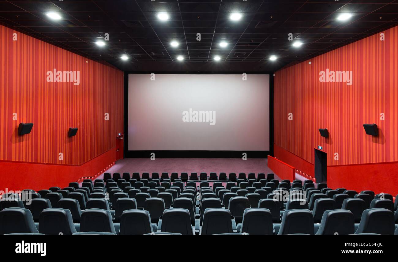 Moskau - 21. Juli 2014: Panoramablick auf einen leeren Kinosaal mit Leinwand. Modernes Kinosaal-Design. Panorama des modernen Films thea Stockfoto