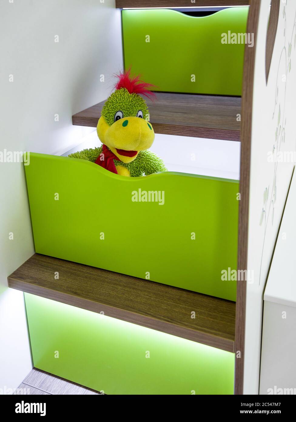 Kindermöbel. Treppe mit Schubladen und LED-Leuchten im Bett. Stockfoto