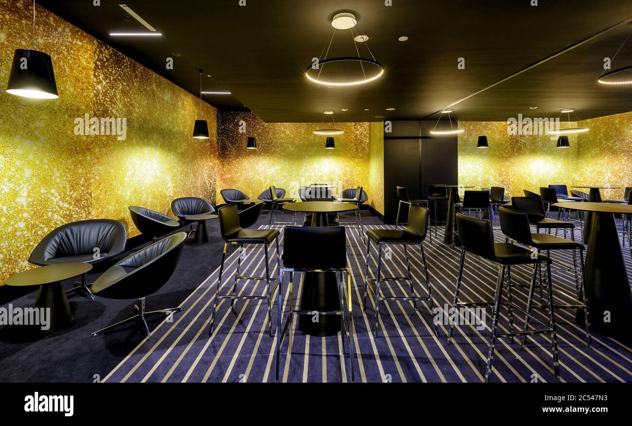 Moskau - 21. Juli 2014: Innenraum des Cafés im Kino. Panorama des modernen Interieurs mit schwarz-gelbem Design. Stockfoto