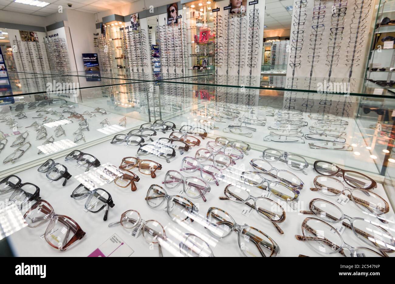Moskau - 2. Oktober 2017: Viele verschiedene Gläser sind im Laden. Stockfoto