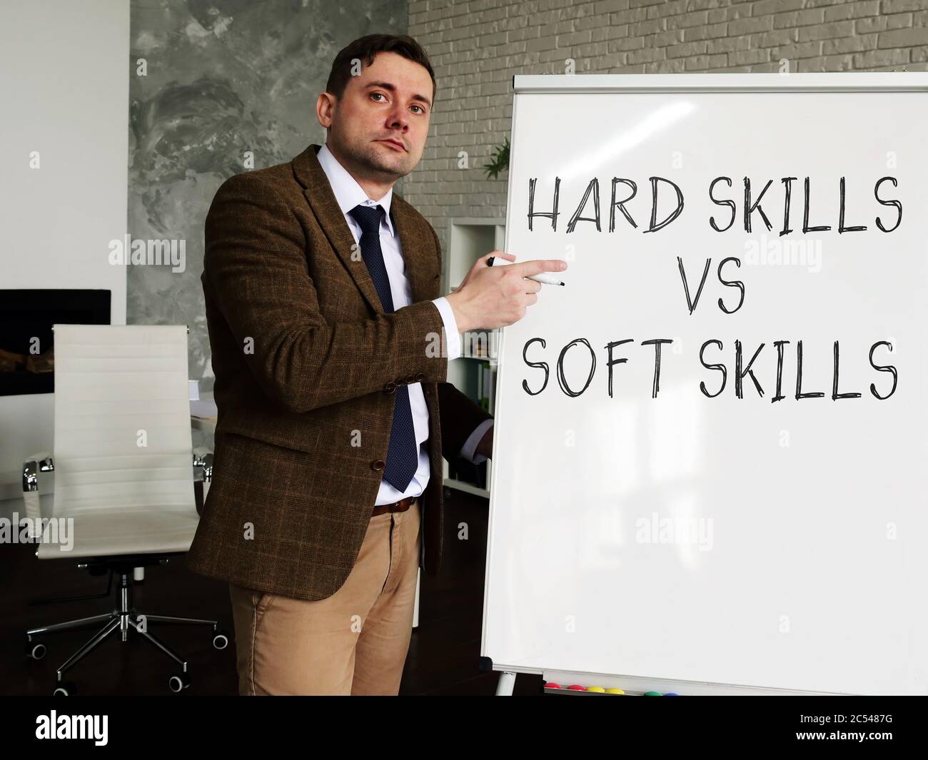 Mentor zeigt die Aufschrift Hard Skills vs Soft Skills auf dem Whiteboard. Stockfoto