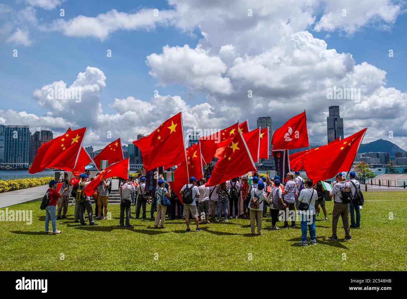Pro-chinesische Anhänger schwenken chinesische und Hongkonger Fahnen während einer Kundgebung, während China das nationale Sicherheitsgesetz für die Stadt verabschiedet. Stockfoto