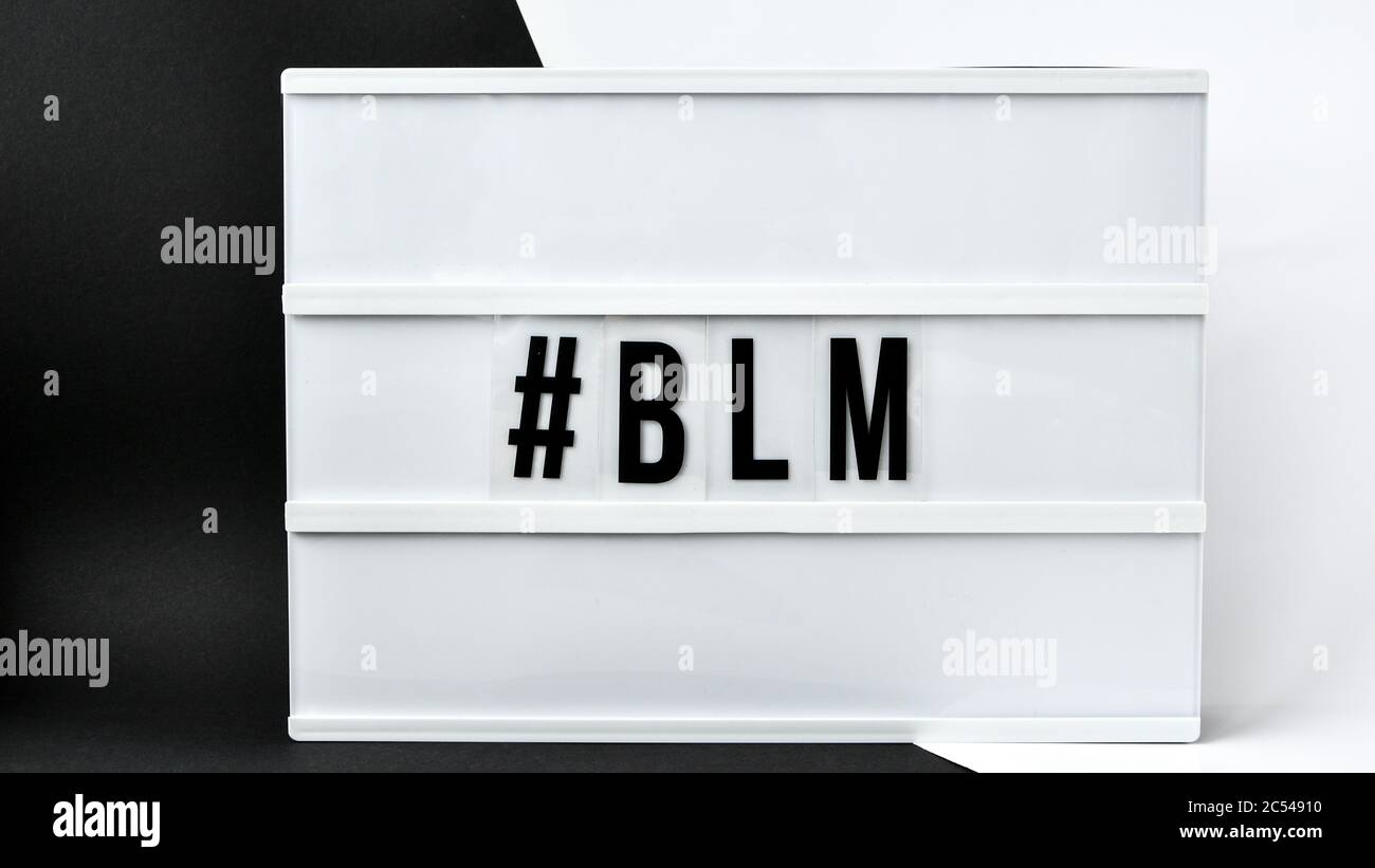 Hashtag BLM SCHWARZ LEBT MATERIE Text auf einem schwarz-weißen Hintergrund. Redefreiheit Vintage Retro Quote Board. Protest gegen das Ende des Rassismus Stockfoto