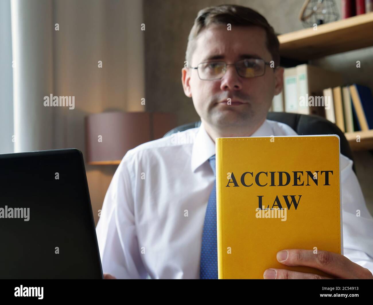 Ein Anwalt zeigt ein Buch Unfallgesetz. Stockfoto
