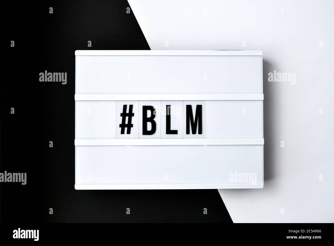 Hashtag BLM SCHWARZ LEBT MATERIE Text auf einem schwarz-weißen Hintergrund. Redefreiheit Vintage Retro Quote Board. Protest gegen das Ende des Rassismus Stockfoto