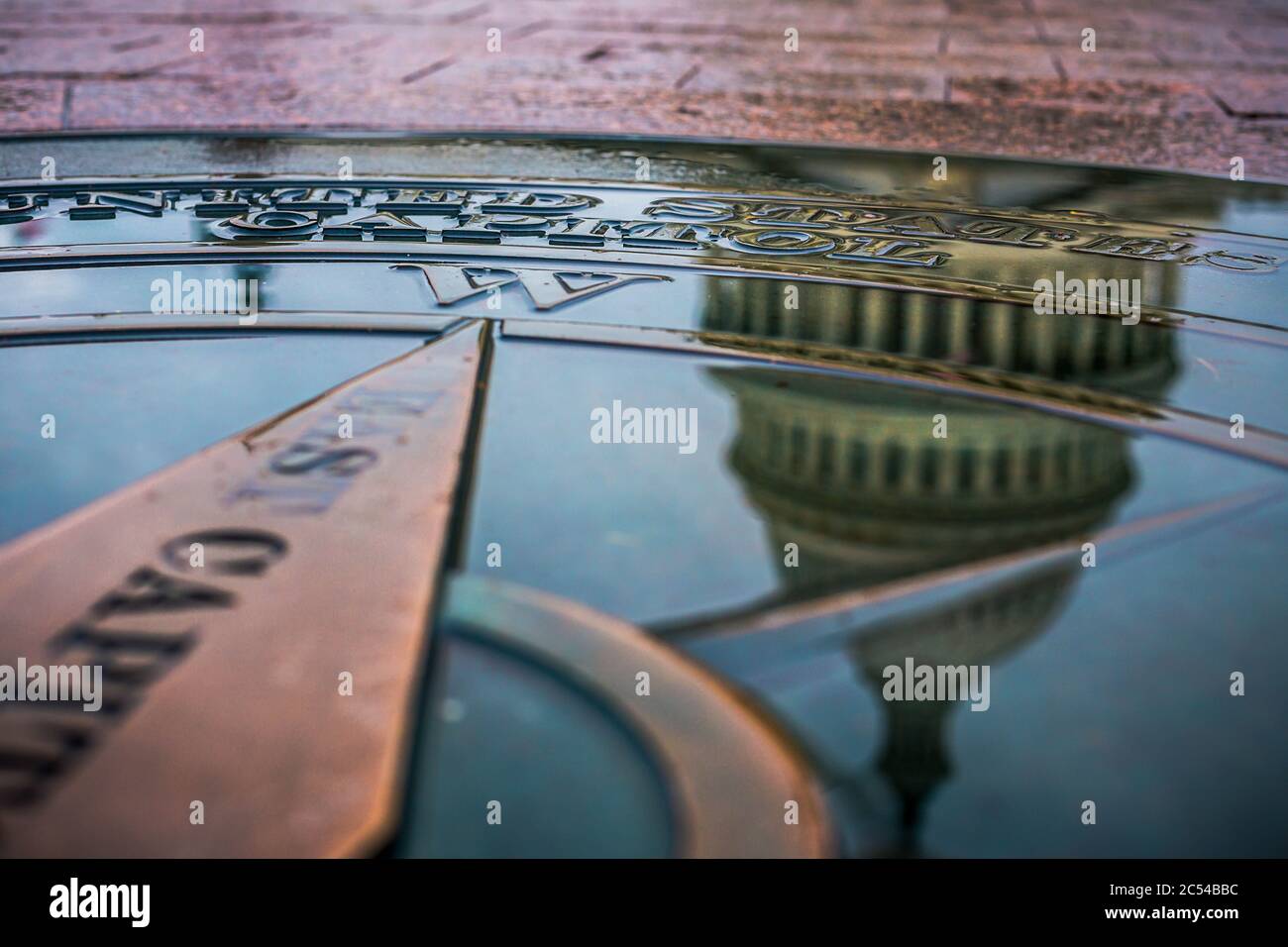 Der Capitol Dome der Vereinigten Staaten spiegelte sich im Wasser Stockfoto