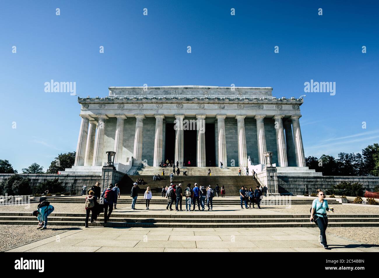 Besucher spazieren an einem sonnigen Tag um das Lincoln Memorial in Washington, D.C. Stockfoto