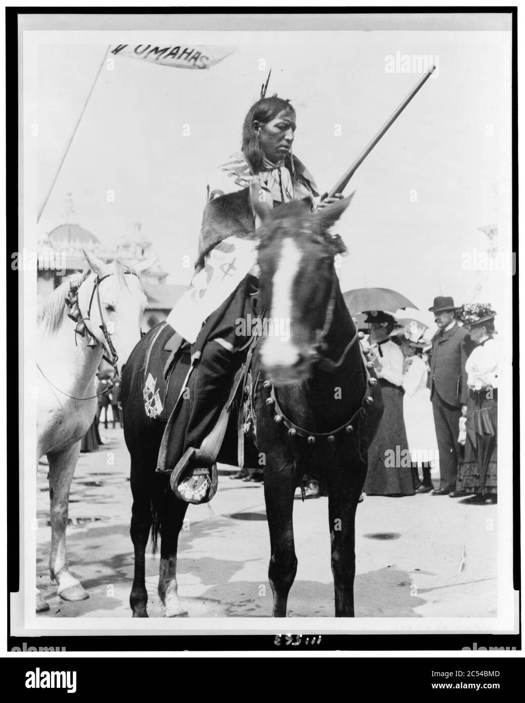 Indische, Holding gun, zu Pferd, auf der Panamerikanischen Ausstellung, Buffalo, New York Stockfoto