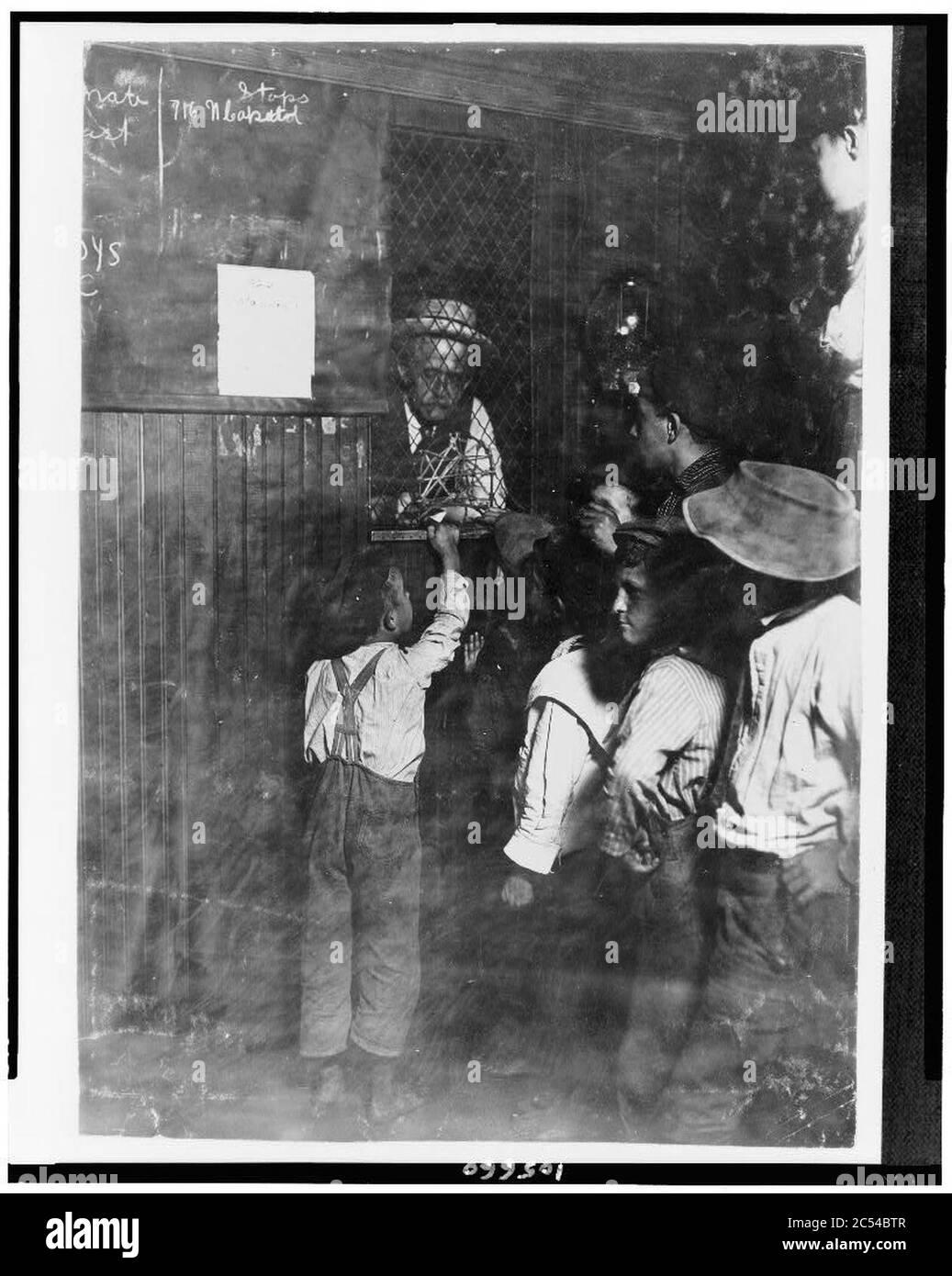 Indianapolis Newsboys kaufen Messing Schecks in einer Zeitung Büro. Diese Schecks kosten die Hälfte des Verkaufspreises der Zeitung und werden an einem anderen Fenster gegen die ausgewechselt Stockfoto