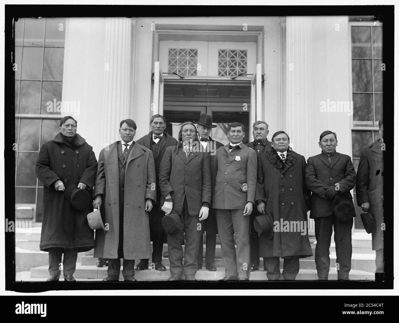 INDIANER, AMERIKANER. HOHE PFEIFE; CHARLES TACKETT; HOHLE HORNBÄR, JR.; WILLIAM THUNDERHAWK; SENATOR STERLING VON SOUTH DAKOTA; EUGENE LITTLE; RUBEN SCHNELLEN BÄREN; HENRY PFERD SUCHEN; SILAS Stockfoto