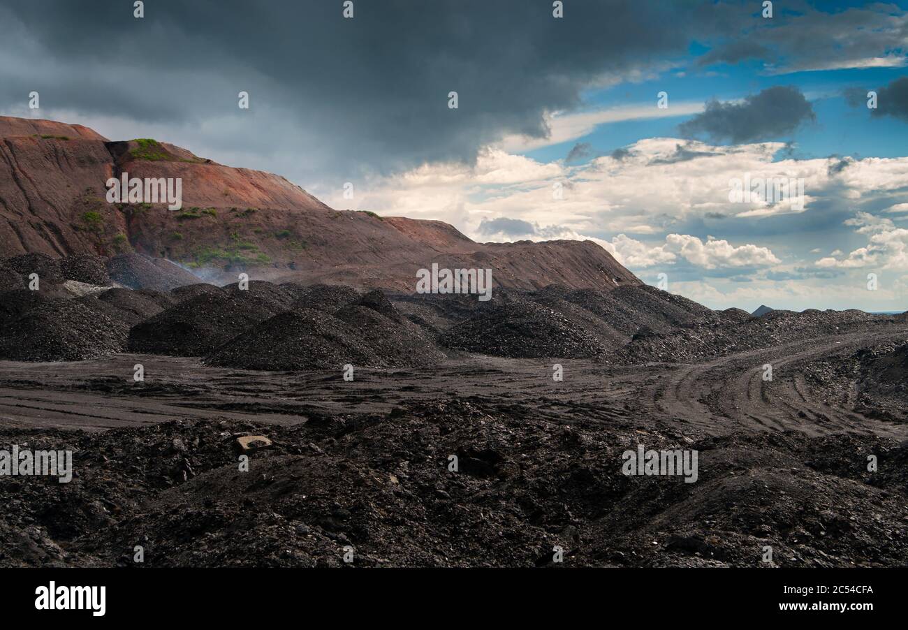 Nahaufnahme vom donbass Slagheap auf stürmischem Himmel Hintergrund. Donezk. Stockfoto