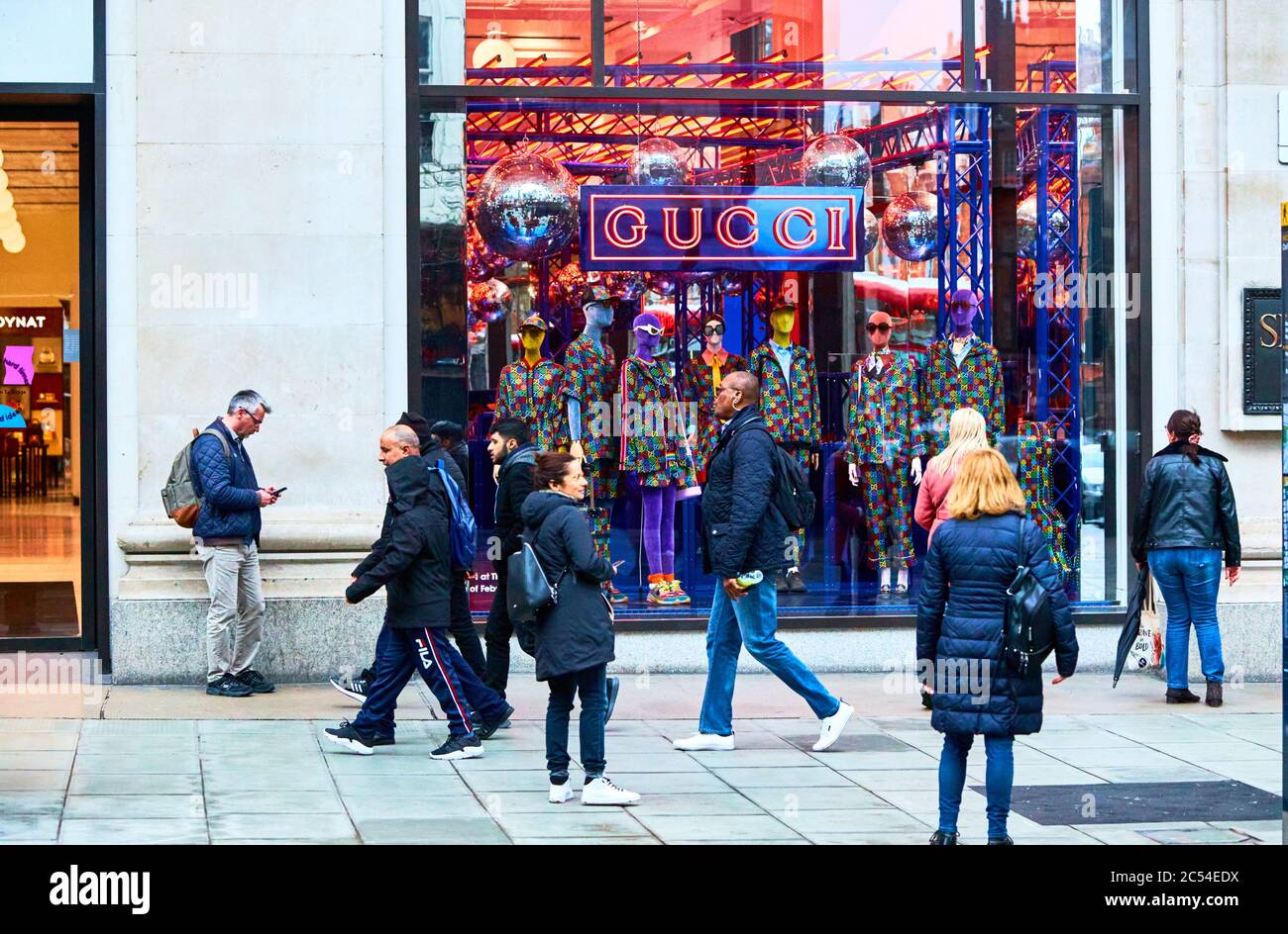 Gucci Schaufensterauslage in Selfridges in der Oxford Street, London Stockfoto