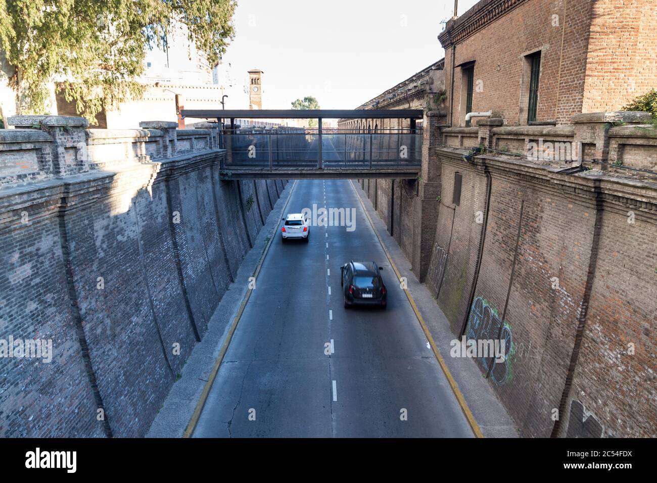 ROSARIO, ARGENTINIEN - 6. JULI 2019: Blick auf den Tunnel Arturo Illia im Zentrum der Stadt. Eine alte Ziegelkonstruktion im englischen Stil. Stockfoto