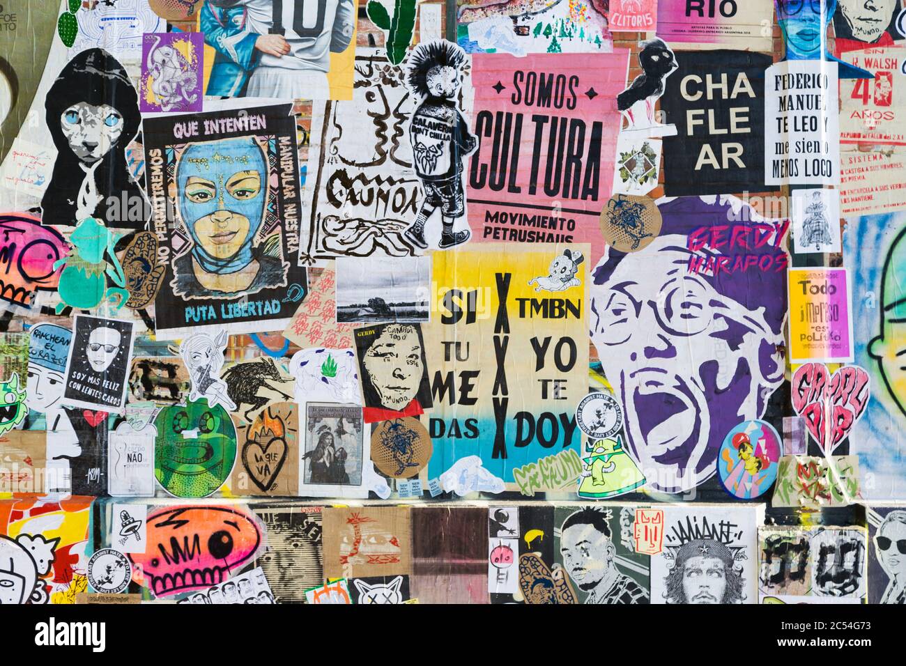 Detail der bunten städtischen Wandkunst mit Drucken in den Lagerhäusern von CEC in Rosario, Argentinien. Stockfoto
