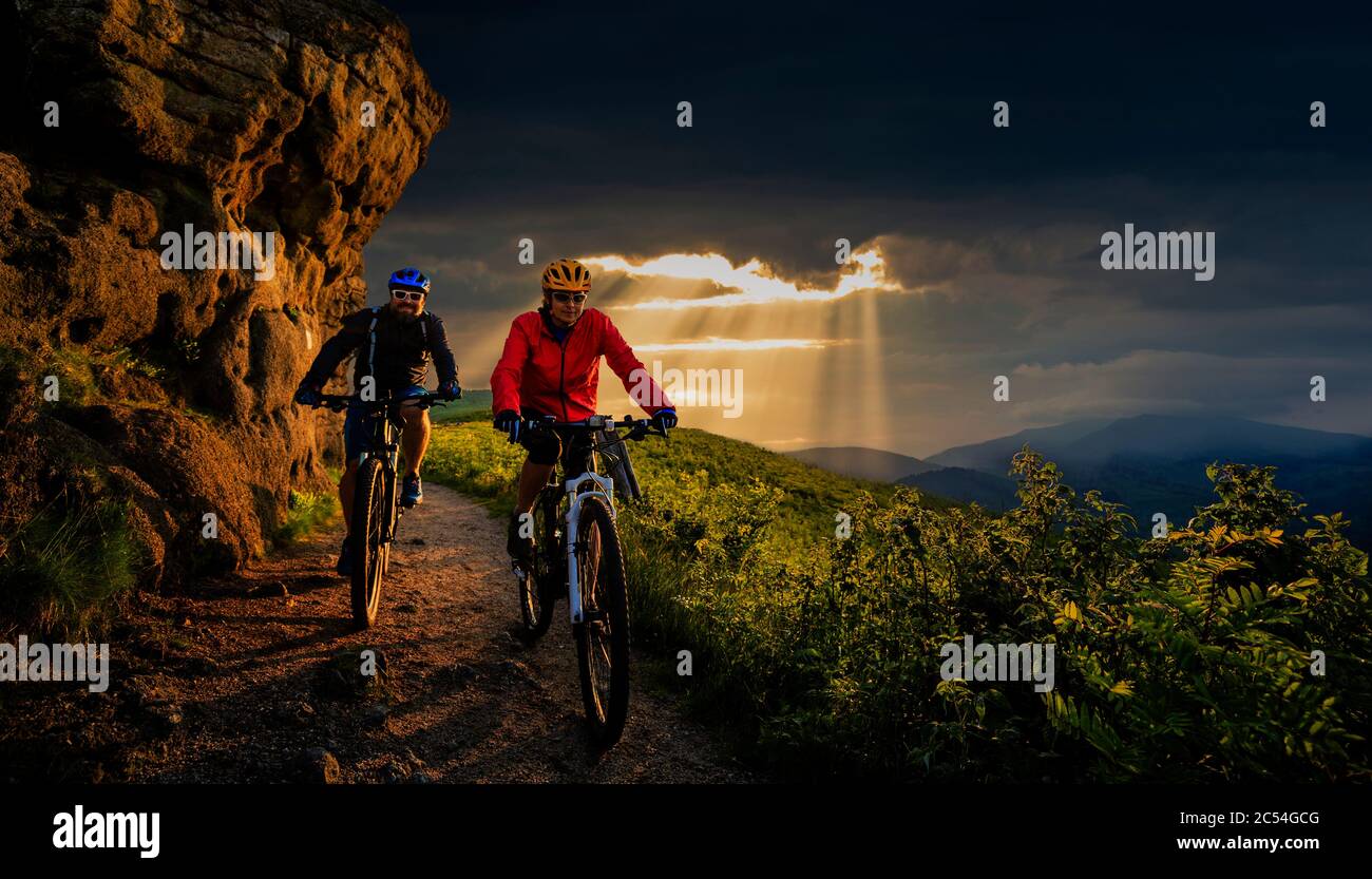 Radfahren, Mountainbiker Paar auf Radweg im Herbstwald. Mountainbiken im Herbst Landschaft Wald. Mann und Frau Radfahren MTB Flow bergauf Trai Stockfoto