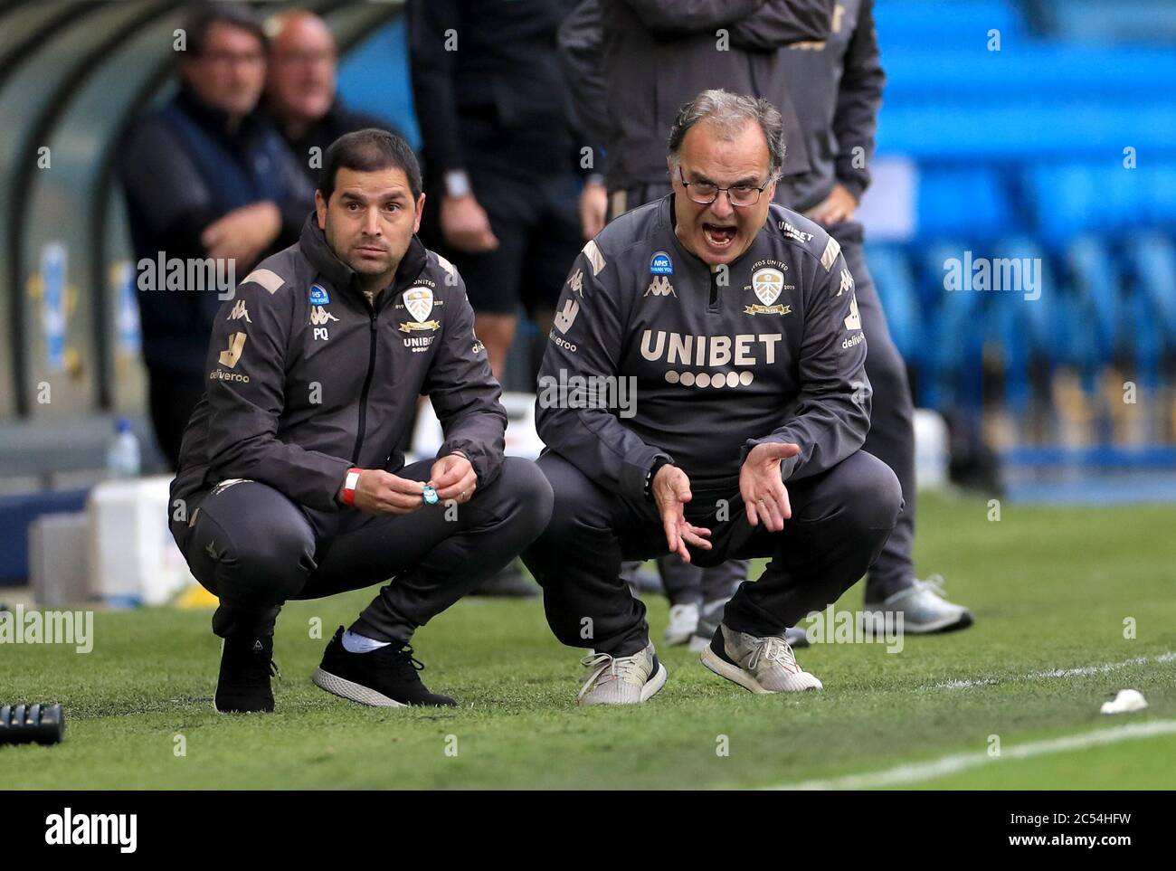 Leeds United Manager Marcelo Bielsa schreit Anweisungen, während sie während des Sky Bet Championship-Spiels in der Elland Road, Leeds, auf der Touchline hockt. Stockfoto