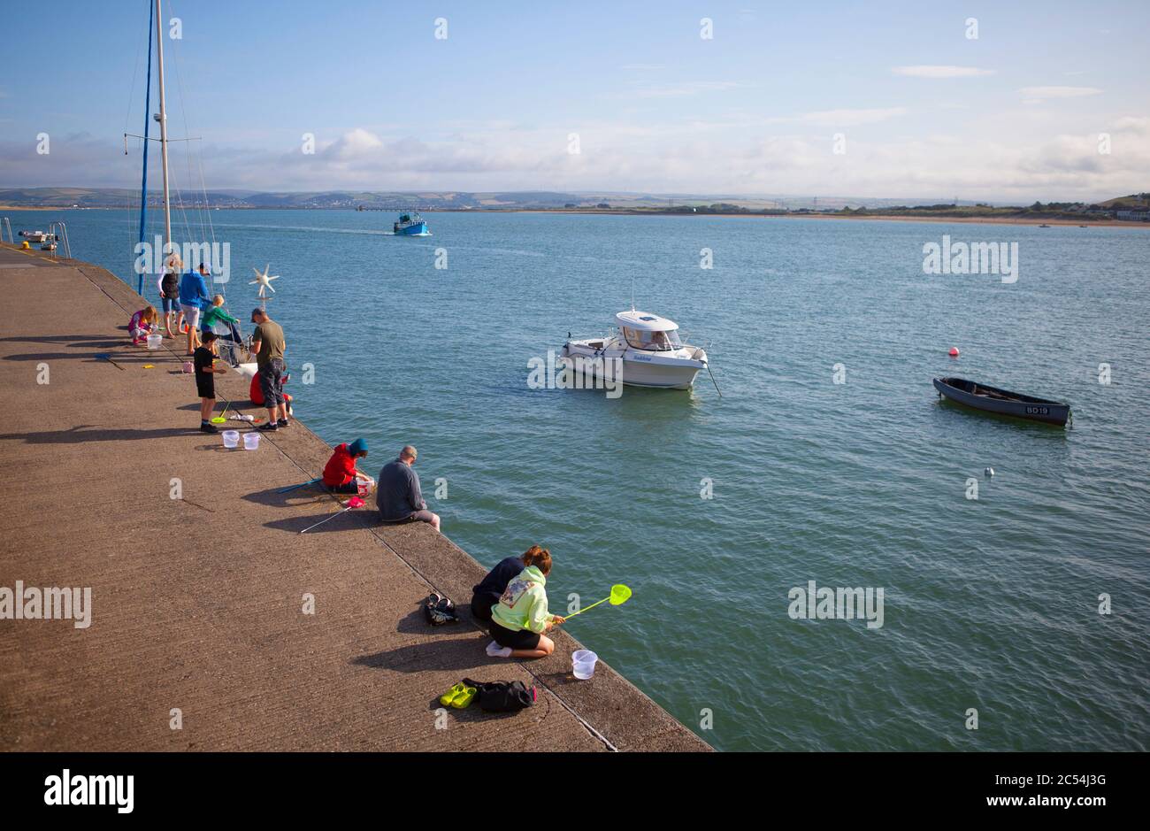 Menschen krabben auf der Appledore Meereswand während der World Crabbing Meisterschaft, 2019 Stockfoto