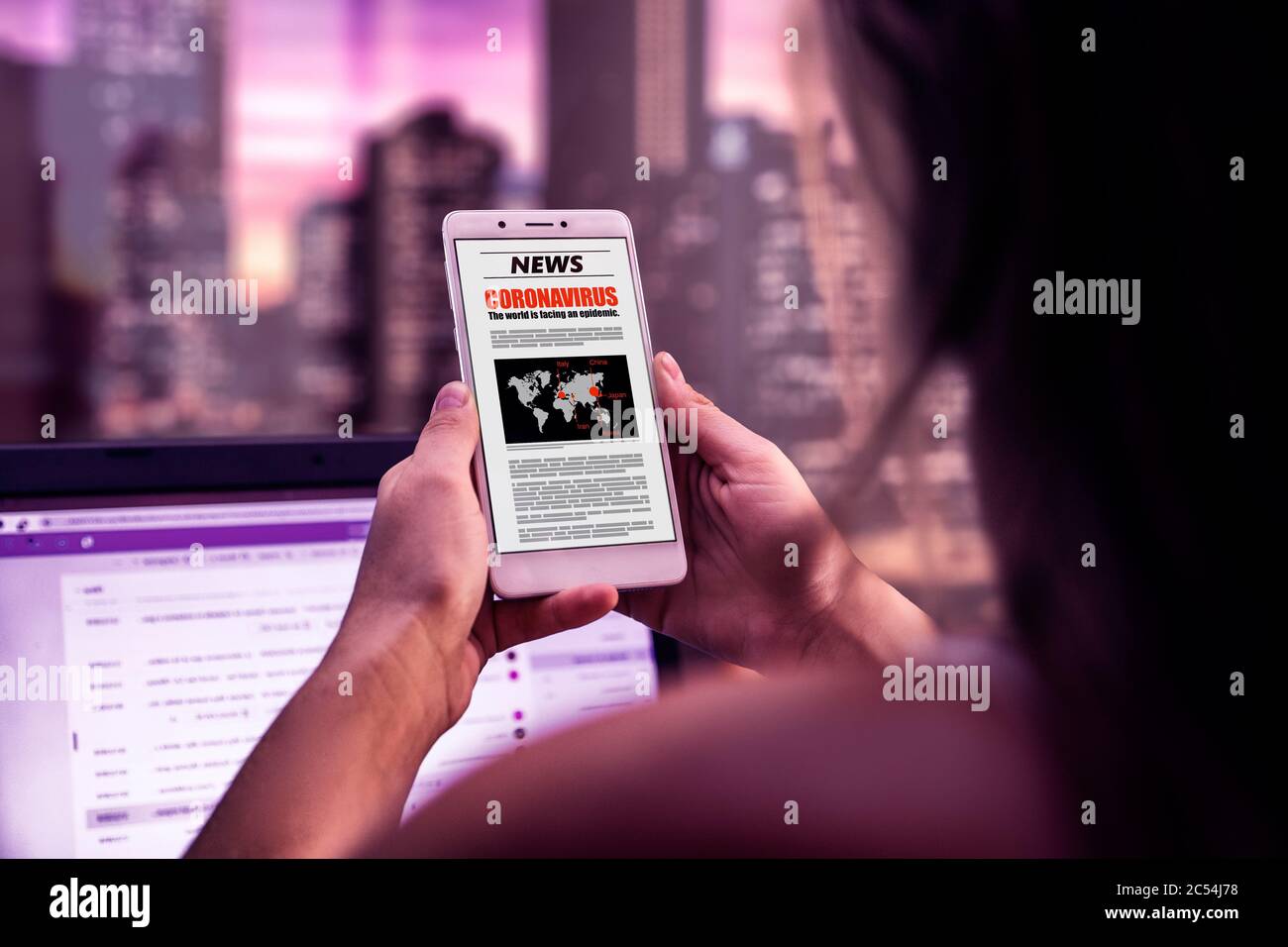 Coronavirus News. Frau im Büro mit Smartphone in den Händen lesen über covid-19 Virus. Online-Zeitung Seite auf dem Bildschirm. Aktuelle Nachrichten. Stockfoto