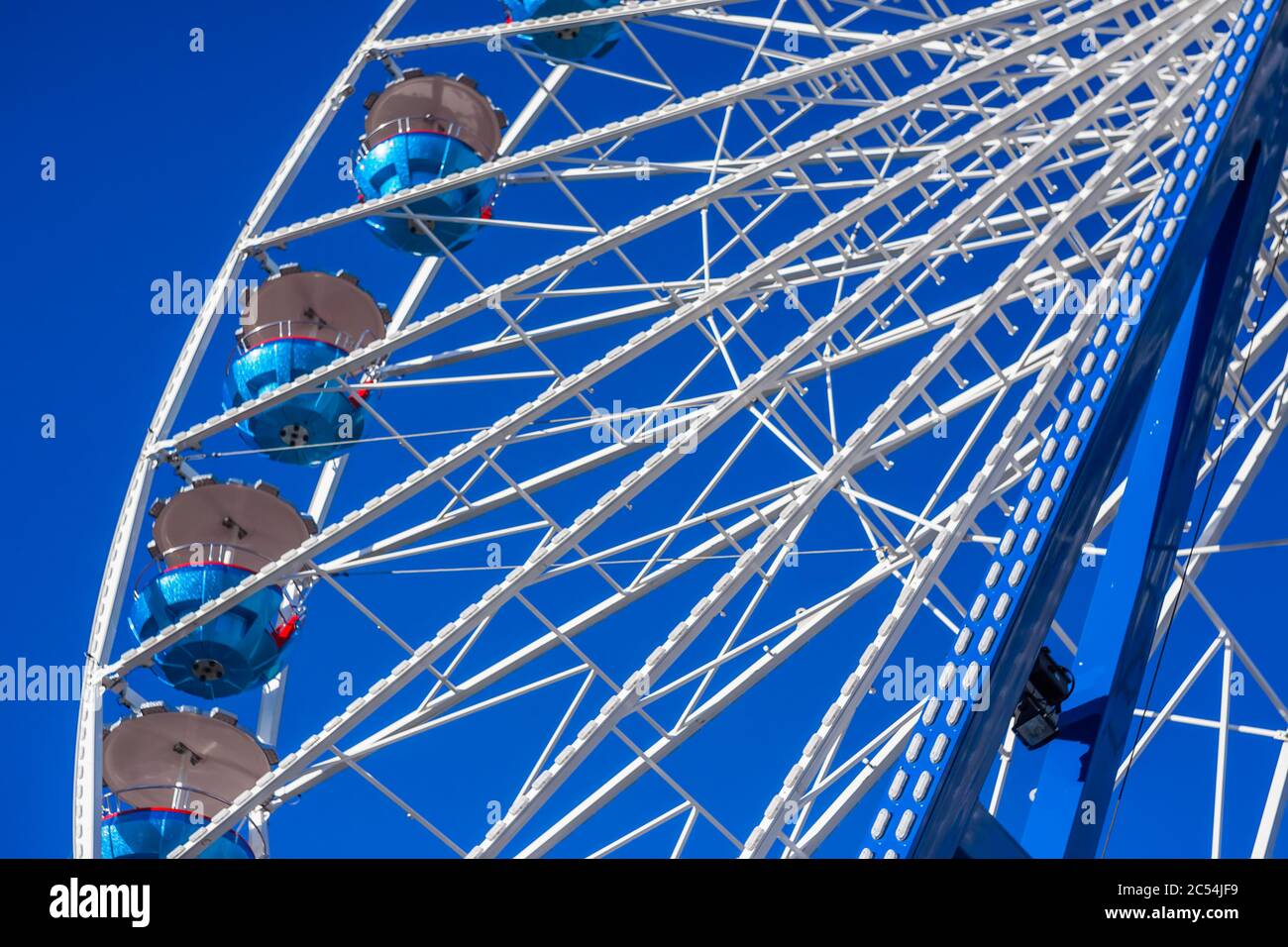 Ein Teil des Riesenrads vor einem blauen Himmel Stockfoto