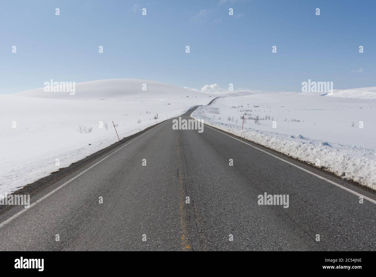 Winterlandschaft, Sennaland, Nord, Norwegen, Nordnorwegen, Winter, Schnee, kalt, blauer Himmel, Tageslicht, Wildnis, wild, still, Stille, Stockfoto