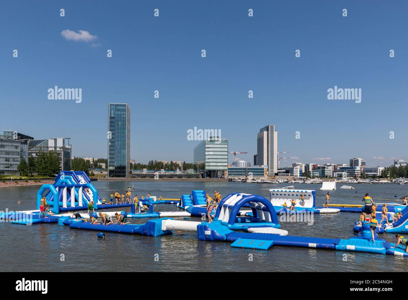 Der Gewerbepark Keilalahti in Espoo, Finnland, hat viele börsennotierte Unternehmen, die ihren Hauptsitz in Büros am Wasser haben. Stockfoto