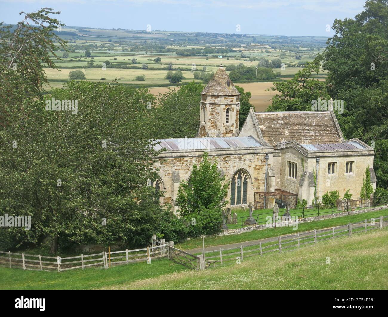 Die Kirche St. Leonard, die aus dem 13. Jahrhundert stammt, wurde in der Mitte des 17. Jahrhunderts auf dem Gelände des Rockingham Castle umgebaut und ist heute unter Denkmalschutz gestellt. Stockfoto