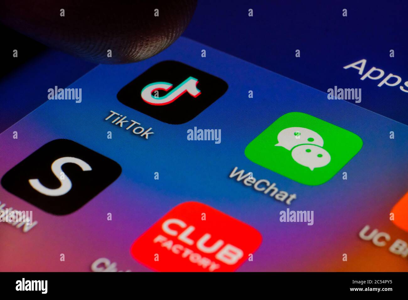 Finger zeigt auf TikTok App umgeben von chinesischen WeChat, Club Factory, Shien Apps. Sie sind alle in Indien verboten Stockfoto
