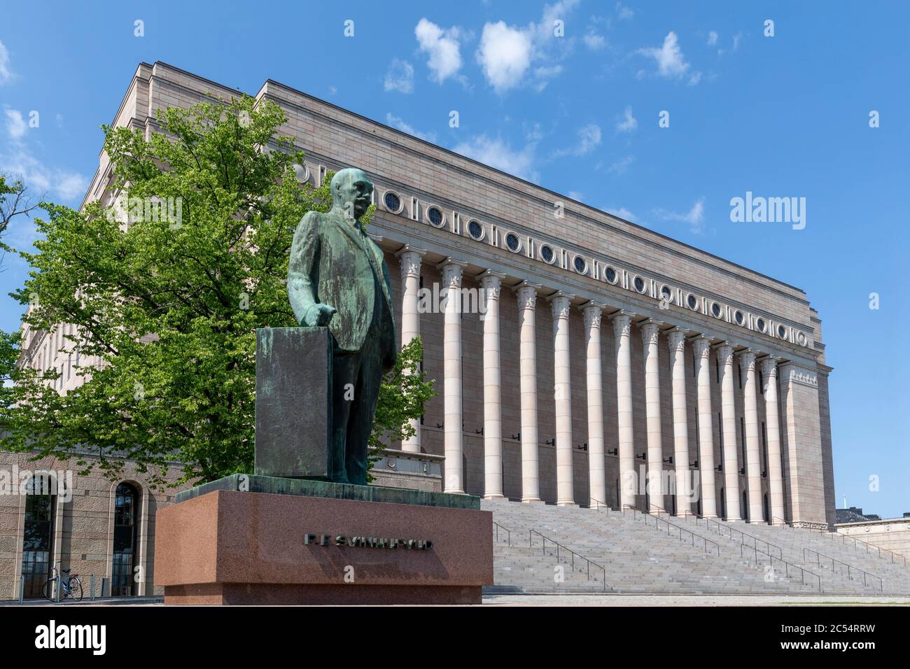 Statuen ehemaliger Präsidenten stehen um das finnische parlamentsgebäude herum. P.E.Svinhufvud hat sein Denkmal an der Süd-Ost Ecke des Gebäudes. Stockfoto